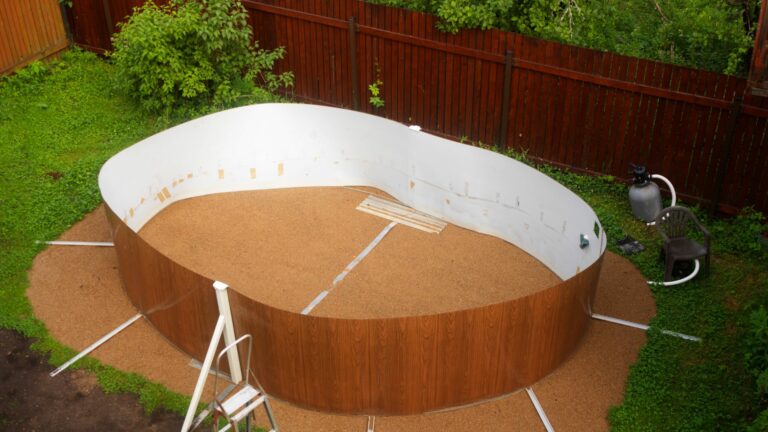 Quels sont les avantages d’une piscine hors sol à débordement en béton ?
